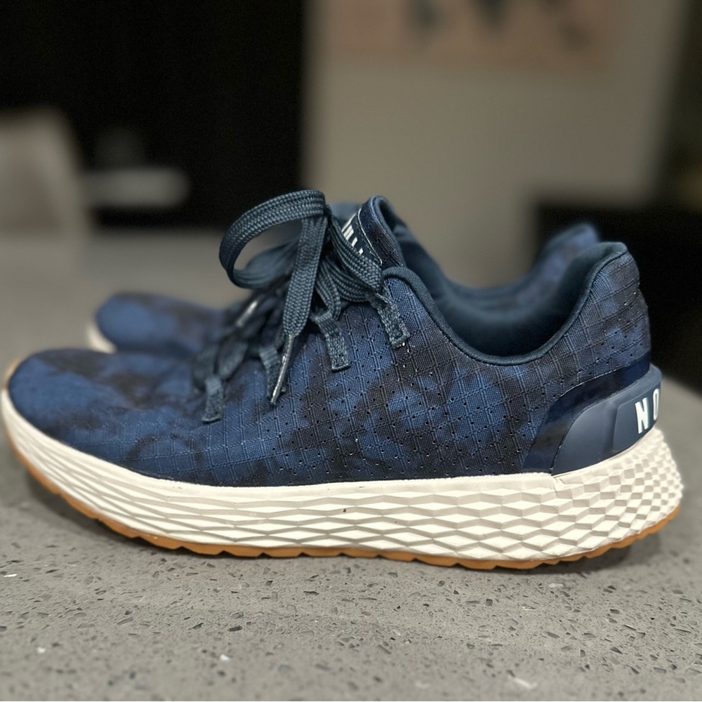 Women’s size 7 Navy tie-dye rip stop runner